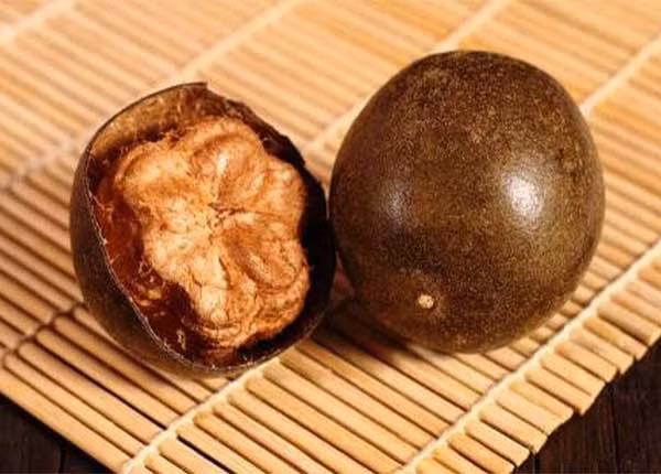 Có rất nhiều loại trái cây hiếm và lạ và quả la hán là một trong số đó. Đặc điểm của loại quả này là không ăn sống được nhưng có độ ngọt gấp 300 lần đường mía. Cũng vì độ ngọt "kinh dị" nên chỉ cắn một miếng thôi cũng thấy chóng mặt rồi.