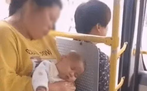 Thay em be ngu me man, nguoi phu nu phat hien chuyen ghe nguoi