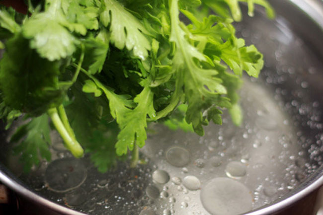 Đáng kể nhất, rau cải cúc chứa nhiều axit amin, protein - chất chính tạo nên sự sống. Cụ thể, trong hơn 20 loại axit amin cần thiết cho cơ thể thì cải cúc chứa 8 loại axit amin thiết yếu.