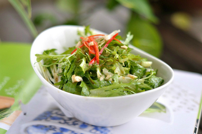 Thế nhưng ít ai biết được, loại rau bình dân, giá rẻ này trong thời cổ đại còn được mệnh danh là rau hoàng đế, xuất hiện trong ẩm thực cung đình vì có rất nhiều lợi ích sức khỏe.