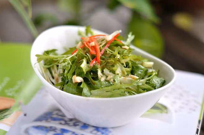 Thế nhưng ít ai biết được, loại rau bình dân, giá rẻ này trong thời cổ đại còn được mệnh danh là rau hoàng đế, xuất hiện trong ẩm thực cung đình vì có rất nhiều lợi ích sức khỏe.