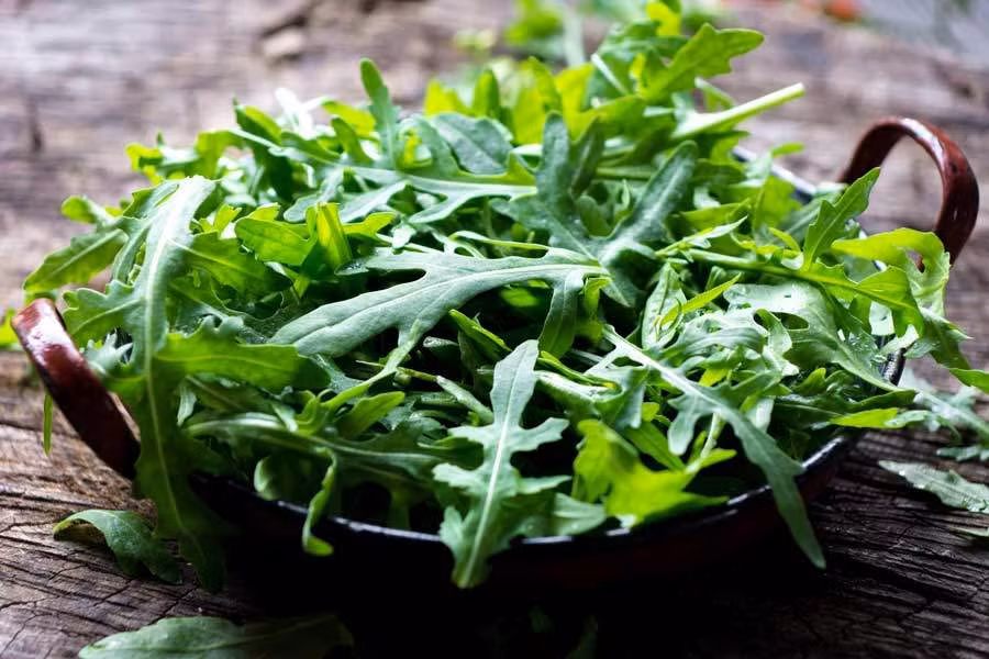 Theo dân gian, vào những năm cuối đời, thánh thơ Đỗ Phủ sống tại vùng Tứ Xuyên. Trong một lần Đỗ Phủ ngã bệnh, dân địa phương đã dùng cải cúc, bột gạo nếp và thịt ba chỉ để nấu cho ông ăn.