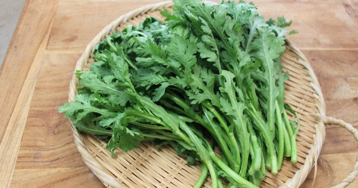 Thường xuyên ăn rau cải cúc sẽ giúp ổn định cảm xúc, bảo vệ não, chống lại triệu chứng mất trí nhớ, thúc đẩy sự thèm ăn, tốt cho tiêu hóa và tăng sự đàn hồi, tái sinh tế bào da, thanh phổ tiêu đờm và nhiều công dụng khác.