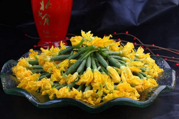 Thêm vào đó, hoa dưa chuột cũng rất giàu vitamin, và cucurbitacin, ăn thường xuyên cực tốt cho sức khỏe. Chưa hết, hoa dưa chuột rất giàu chất xơ có tác dụng hỗ trợ tiêu hóa đường ruột.