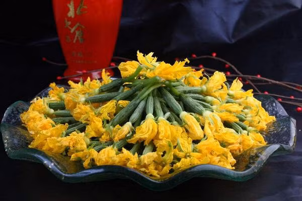 Thêm vào đó, hoa dưa chuột cũng rất giàu vitamin, và cucurbitacin, ăn thường xuyên cực tốt cho sức khỏe. Chưa hết, hoa dưa chuột rất giàu chất xơ có tác dụng hỗ trợ tiêu hóa đường ruột.