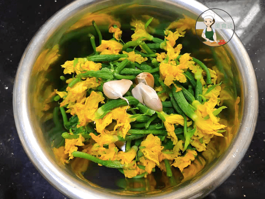 Chế biến hoa dưa chuột cũng rất đơn giản, xào trực tiếp, ướp lạnh hoặc ăn kèm với thịt lợn, thịt bò cũng rất ngon. Tuy nhiên, cách nhanh nhất là xào với tỏi. Món ăn sẽ có hương thơm tươi mát và màu xanh, vàng trông rất ngon miệng. Để thực hiện món này, cần có hoa dưa chuột 350gram, vài nhánh tỏi, một quả ớt nhỏ.