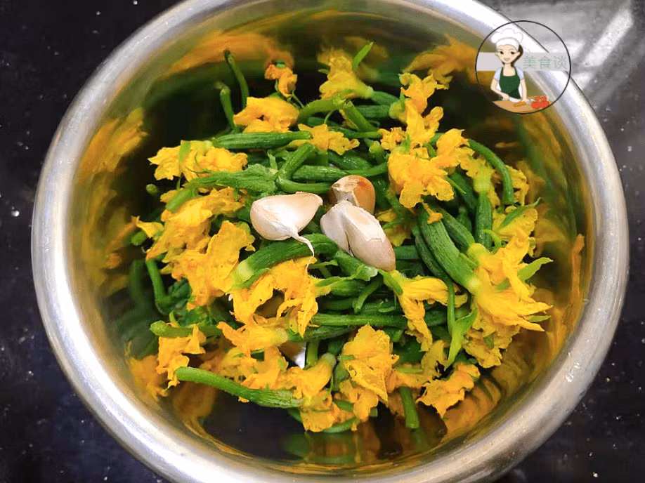 Chế biến hoa dưa chuột cũng rất đơn giản, xào trực tiếp, ướp lạnh hoặc ăn kèm với thịt lợn, thịt bò cũng rất ngon. Tuy nhiên, cách nhanh nhất là xào với tỏi. Món ăn sẽ có hương thơm tươi mát và màu xanh, vàng trông rất ngon miệng. Để thực hiện món này, cần có hoa dưa chuột 350gram, vài nhánh tỏi, một quả ớt nhỏ.