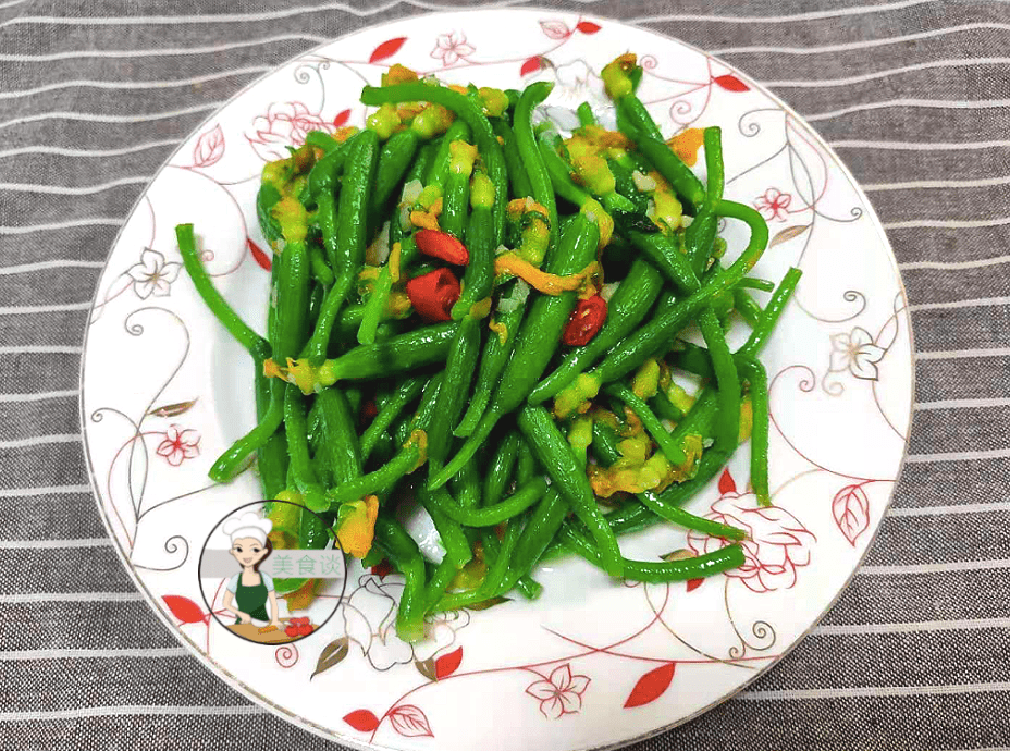 Tuy nhiên, hái hoa dưa chuột sẽ ảnh hưởng đến năng suất của dưa chuột vì vậy giá thành tương đối cao, thậm chí hoa dưa chuột đắt hơn nhiều so với quả dưa chuột.