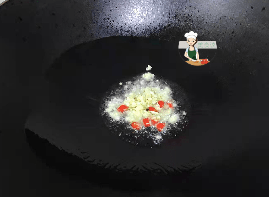 Bước 1: Hoa dưa chuột rửa sạch, để ráo, tỏi rửa sạch băm nhỏ, ớt thái nhỏ. Bước 2: Làm nóng chảo, đổ dầu vào, cho tỏi và ớt vào phi thơm.