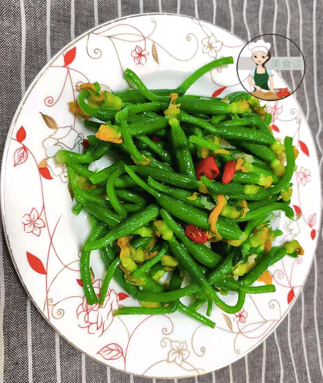 Vị thanh mát, giòn và có mùi thơm đặc trưng của dưa chuột bao tử, ăn rất ngon miệng, đặc biệt phù hợp ăn vào những ngày nắng nóng. Những người không ăn được cay có thể bỏ ớt, chỉ xào hoa dưa chuột với tỏi, vẫn rất ngon mà không sợ nóng.