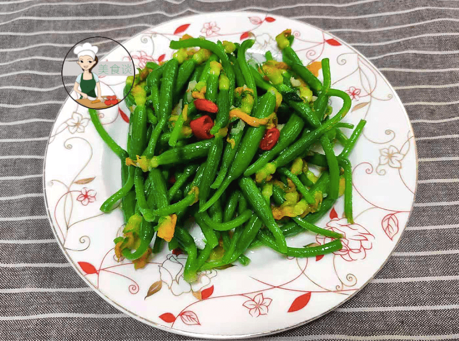 Khi món hoa dưa chuột xào tỏi đã dậy mùi thơm, cho ra đĩa, đợi bớt nóng ăn sẽ ngon hơn.