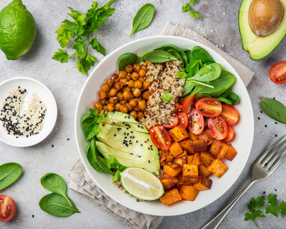 Các chuyên gia dinh dưỡng khuyến cáo rằng, nếu bạn dưới 50 tuổi, nên tiêu thụ 25 đến 34 gam chất xơ mỗi ngày; nếu bạn trên 50, nên tiêu thụ 22 đến 28 gam chất xơ mỗi ngày. Ăn trái cây, rau và ngũ cốc nguyên hạt mỗi ngày có thể giúp bạn đáp ứng nhu cầu chất xơ.