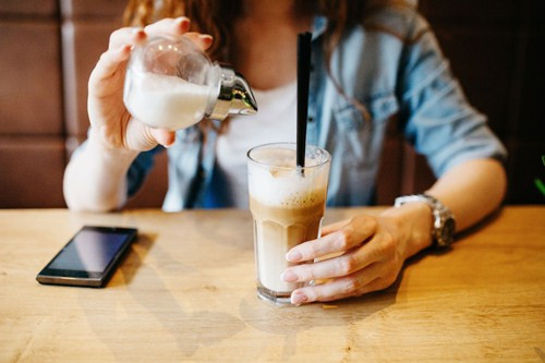 Sai lầm 3: Ăn quá nhiều đường. Nhiều nghiên cứu đã chỉ ra, hấp thụ quá nhiều đường có thể dẫn đến huyết áp cao, viêm mãn tính, tăng cân, tiểu đường và gan nhiễm mỡ, tất cả đều liên quan đến nguy cơ đau tim và đẩy tỷ lệ đột quỵ cao hơn.