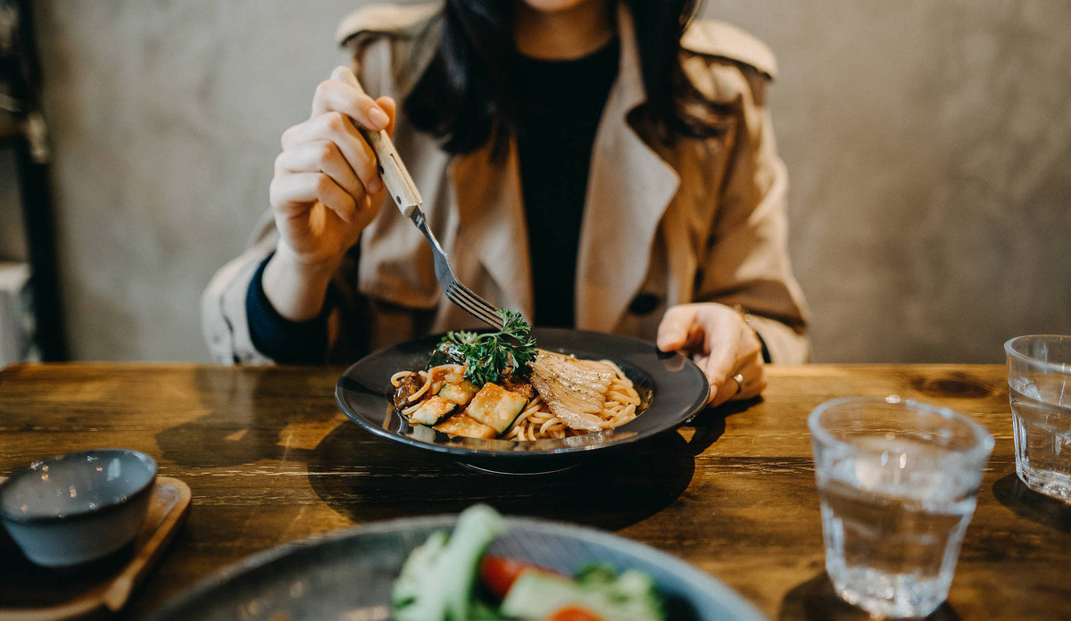  Sức khỏe và tuổi thọ có thể nói là mục tiêu chung của mọi người. Mới đây, các chuyên gia sức khỏe đã tổng hợp 8 thói quen và hành vi ăn uống sai lầm khiến con người nhanh chóng lão hóa, giảm sút tuổi thọ, nhắc nhở mọi người thực hiện tốt việc quản lý chế độ ăn uống