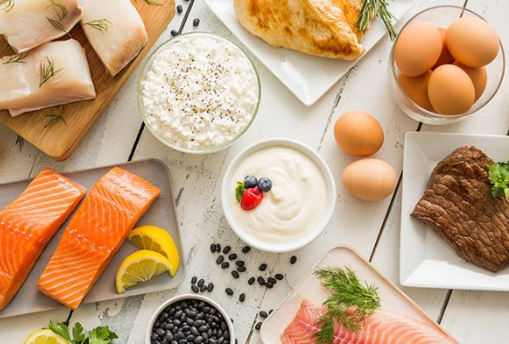 Thêm vào đó, khi già đi, khả năng phân hủy và tổng hợp protein của cơ thể sẽ giảm xuống, đồng nghĩa với việc cần nhiều protein hơn để đáp ứng nhu cầu của cơ thể. Bổ sung nhiều protein hơn vào mỗi bữa ăn nhẹ và bữa ăn chính, tập trung vào các loại thực phẩm dễ ăn như sữa và trứng.