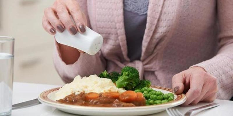 Các chuyên gia dinh dưỡng khuyến cáo khi ăn thực phẩm có hàm lượng natri cao nên ăn kèm với một số loại thực phẩm có hàm lượng kali cao (như chuối, khoai lang hoặc rau bina) để trung hòa tác hại của natri.