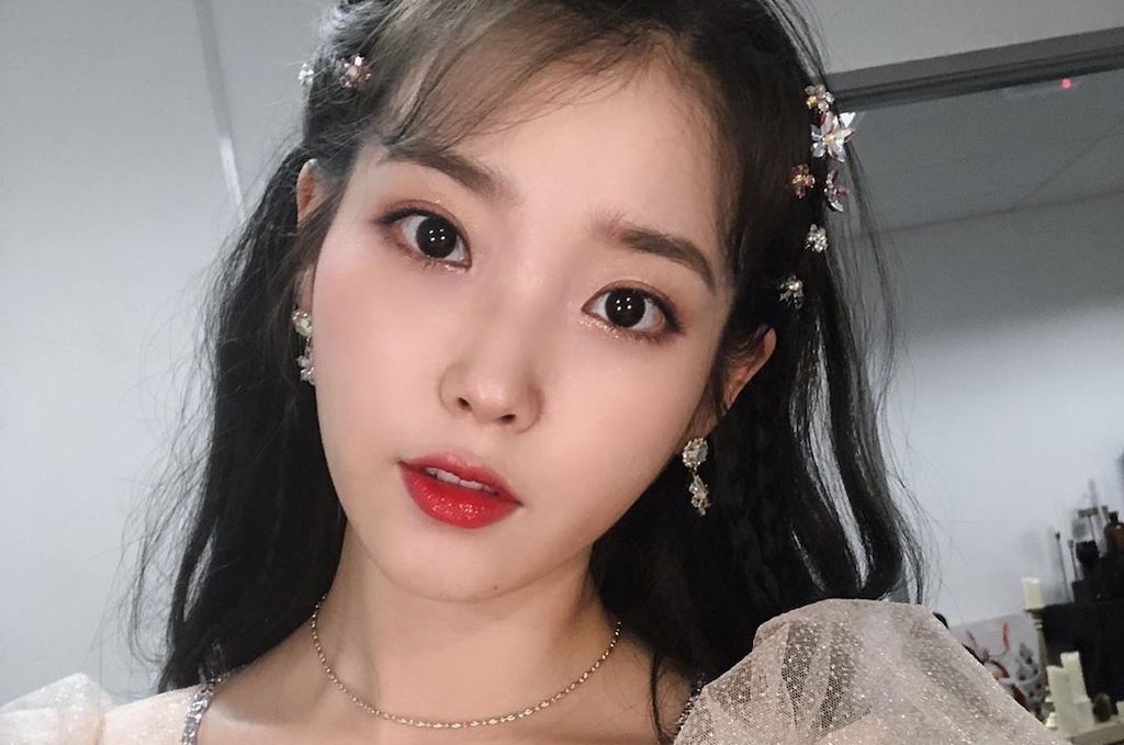 Để lớp trang điểm không bị bết dính, IU sử dụng tinh chất dầu dưỡng và lotion theo tỉ lệ 1:1 và dùng bông gòn chườm ướt, chỉ cần chườm trong 5 phút vừa bổ sung dầu và nước, tình trạng da trở nên ổn định.