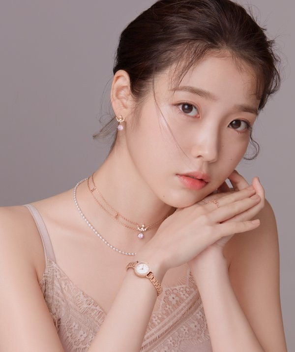 Ra mắt với vẻ đẹp dễ thương, các nét tròn trịa trên gương mặt nữ ca sĩ ngày nào đã trở nên thanh tú. Cùng với làn da trắng sáng rạng ngời, IU thực sự xinh đẹp đến hút hồn.