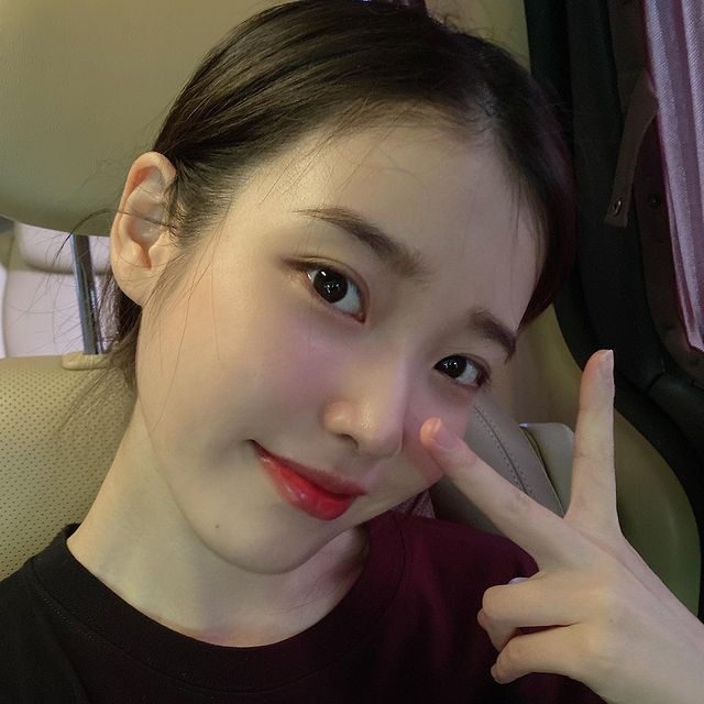 Muốn làm cho các sản phẩm chăm sóc da dễ dàng hấp thụ vào da hơn, nhiều người sử dụng máy móc hiện đại. Thế nhưng IU lại có bí quyết và phương pháp riêng.