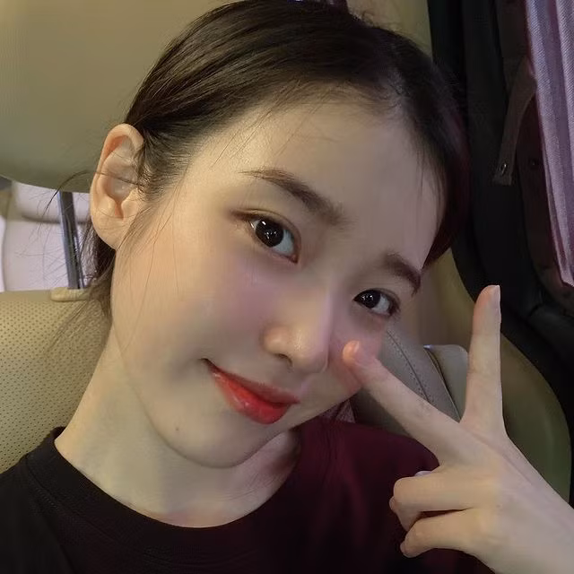 Muốn làm cho các sản phẩm chăm sóc da dễ dàng hấp thụ vào da hơn, nhiều người sử dụng máy móc hiện đại. Thế nhưng IU lại có bí quyết và phương pháp riêng.