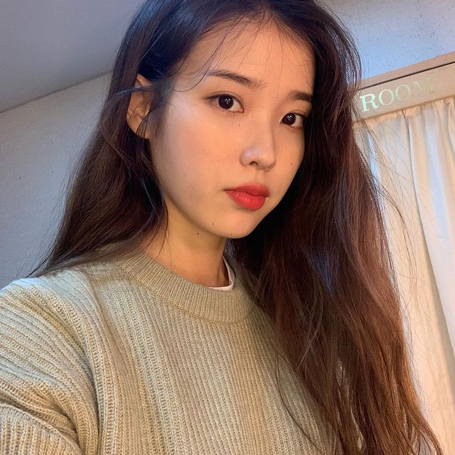 Cô nàng theo đuổi việc duy trì đơn giản và hiệu quả khi áp dụng các sản phẩm chăm sóc da bằng phương pháp áp tay vào mặt.