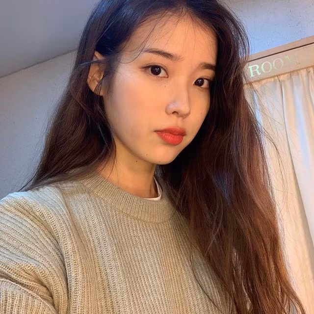 Cô nàng theo đuổi việc duy trì đơn giản và hiệu quả khi áp dụng các sản phẩm chăm sóc da bằng phương pháp áp tay vào mặt.