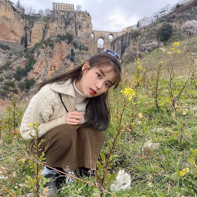 Đúng như tên gọi, IU sử dụng nhiệt độ lòng bàn tay để các sản phẩm chăm sóc da dễ dàng thẩm thấu vào da hơn. Thỉnh thoảng IU cũng massage mặt để có hiệu ứng đường viền săn chắc.