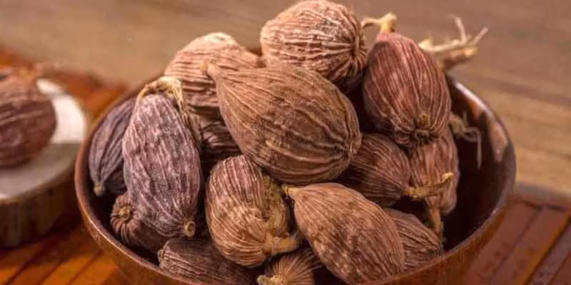 Thảo quả cũng được coi là thảo dược do có chứa rất nhiều dưỡng chất như carbohydrate, protein, chất xơ, các vitamin, niacin, pyridoxine, riboflavin và thiamin, khoáng chất như phốt pho, đồng, sắt, canxi, magiê, mangan và kẽm và tinh dầu.