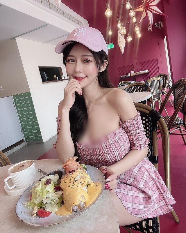 Trong một lần khác, hot girl nóng bỏng người Đài Loan khoe rằng cô thường tự tay may váy hoặc sửa quần áo theo đúng ý của mình.