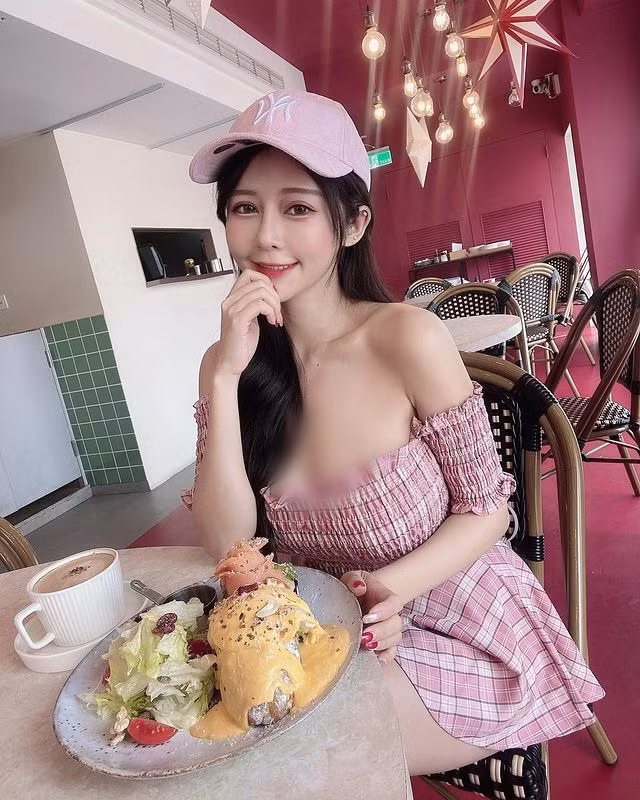 Trong một lần khác, hot girl nóng bỏng người Đài Loan khoe rằng cô thường tự tay may váy hoặc sửa quần áo theo đúng ý của mình.