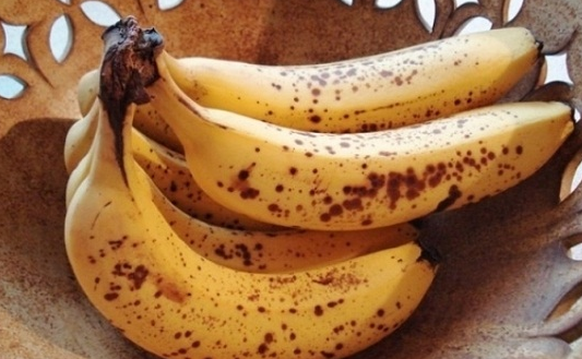 Phương pháp bảo quản chuối đúng là dùng màng bọc thực phẩm bọc chuối lại, hoặc dùng giấy báo gói chuối lại, để nơi thoáng gió.