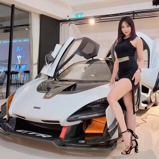 Thêm vào đó, Jeannine Trân Lâm thường cố tình tạo dáng khoe vòng một và vòng ba căng đầy, vì vậy cũng khiến nhiều người khó chịu.