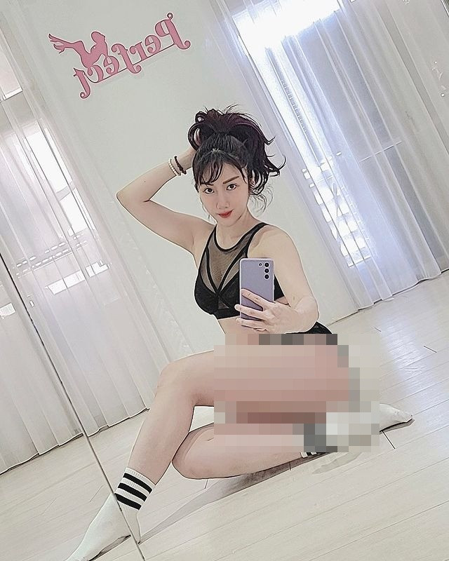 Với cơ thể nóng bỏng và khả năng múa cột thần sầu, nữ người mẫu được so sánh với diễn viên phim người lớn cực nổi tiếng của Nhật Bản là Hatano Yui.