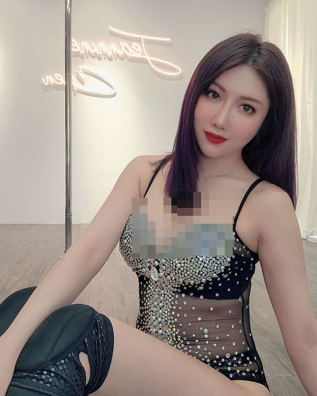 Nữ người mẫu cho biết, cô gắn bó với bộ môn múa cột từ rất lâu. Trong thời gian nghỉ dịch dài ngày, Jeannine Trân Lâm không quên tập luyện để củng cố kỹ năng và tăng cường độ dẻo dai của cơ thể.