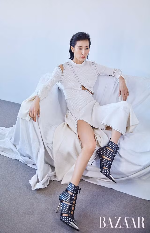 Nhiều chị em mong mỏi có được đôi vai vuông góc với tỷ lệ hoàn hảo như của Kim Seo Hyung và rất muốn tìm hiểu phương pháp giữ dáng của nữ diễn viên.