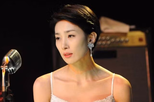 Người xem không chỉ thấy một Kim Seo Hyung thần thái ngời ngời trong vai chị dâu cả nhà tài phiệt, họ còn bị cuốn hút bởi vẻ đẹp phi giới tính của nữ diễn viên.