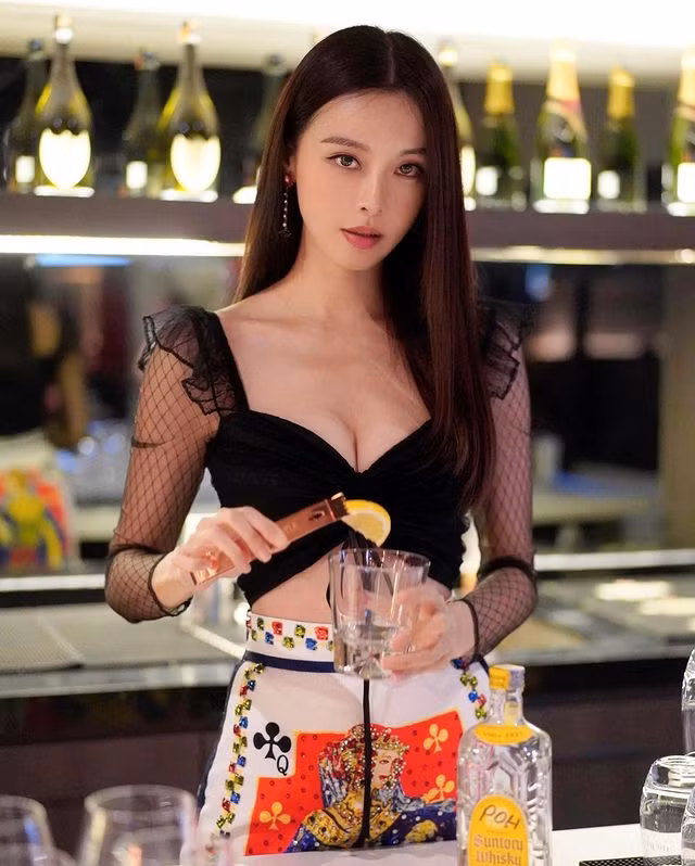 Với ba vòng đẹp chuẩn mực, đặc biệt là vùng bụng phẳng lỳ, vòng eo con kiến, Lý Nguyên Linh hút mắt người hâm mộ với thân hình bốc lửa của mình.