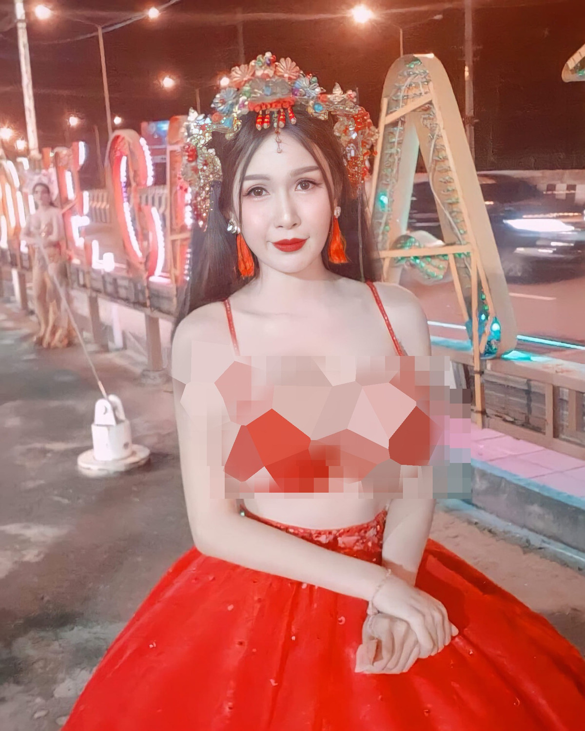 Trong những sự kiện quan trọng, hot girl người Thái Lan cũng không quên khoe triệt để dáng vóc của mình.