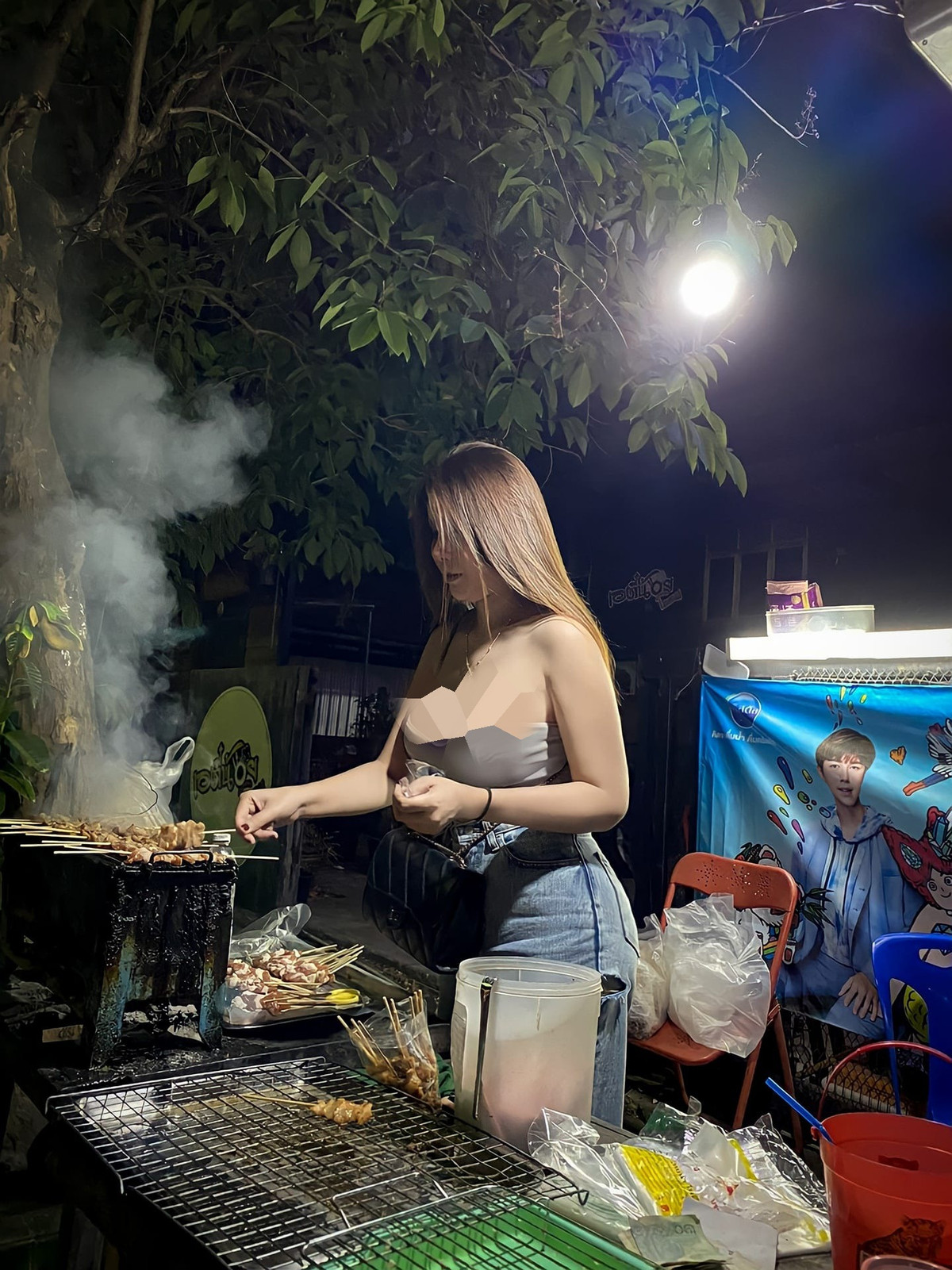 Nhờ vậy, quán ăn của hot girl gợi cảm được nhiều người biết đến hơn, Kamoluk không chỉ nổi tiếng trên mạng xã hội mà có thu hút cả truyền thông địa phương đến phỏng vấn.