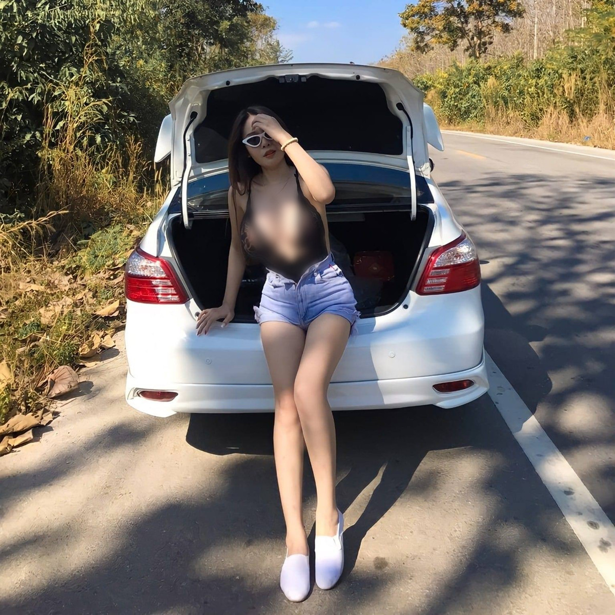 Cô nàng trở về Thái Lan và cùng em trai mở quán cơm gà, chuyên các món về gà và các loại đồ nướng.