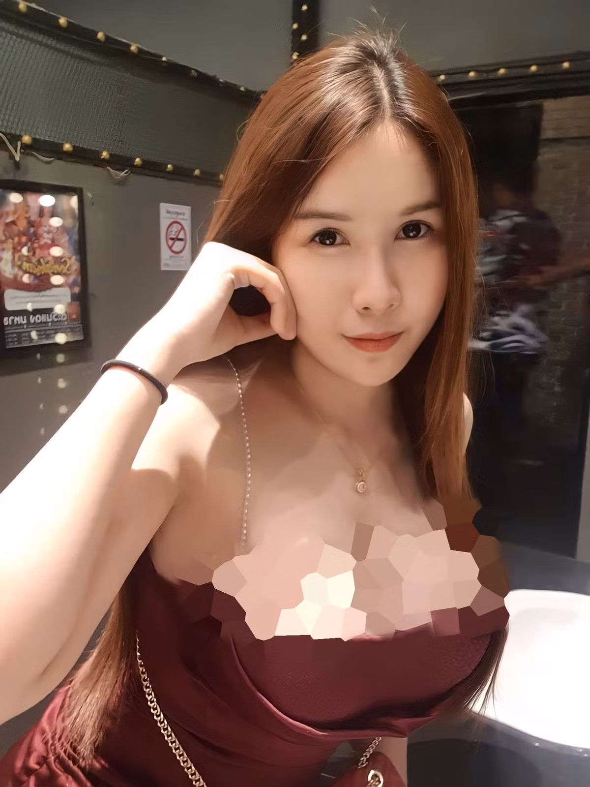 Trả lời phỏng vấn, Kamoluk tiết lộ, thực ra cô là người chuyển giới. Điều này khiến nhiều người ngạc nhiên tuy vậy họ bày tỏ rằng họ vẫn rất yêu thích cô chủ vui tính và giàu nghị lực.