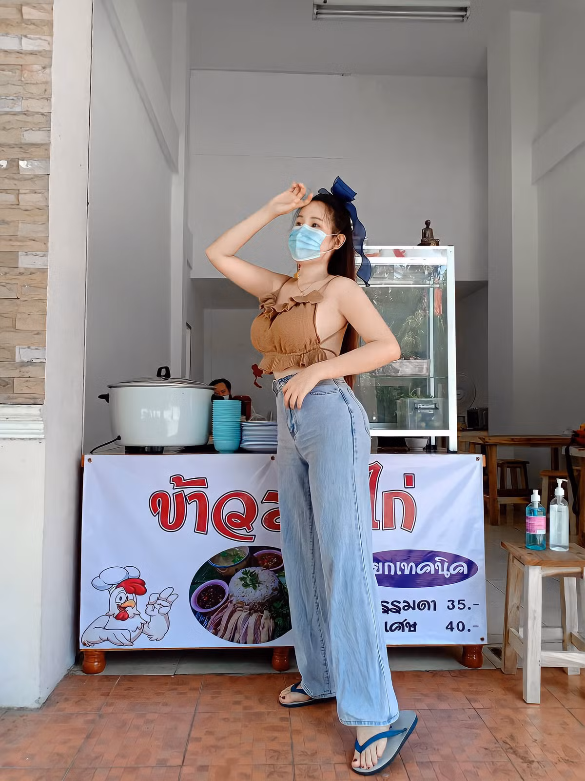 Dù nấu nướng hay dọn món, cô nàng cũng luôn hút mọi ánh nhìn.