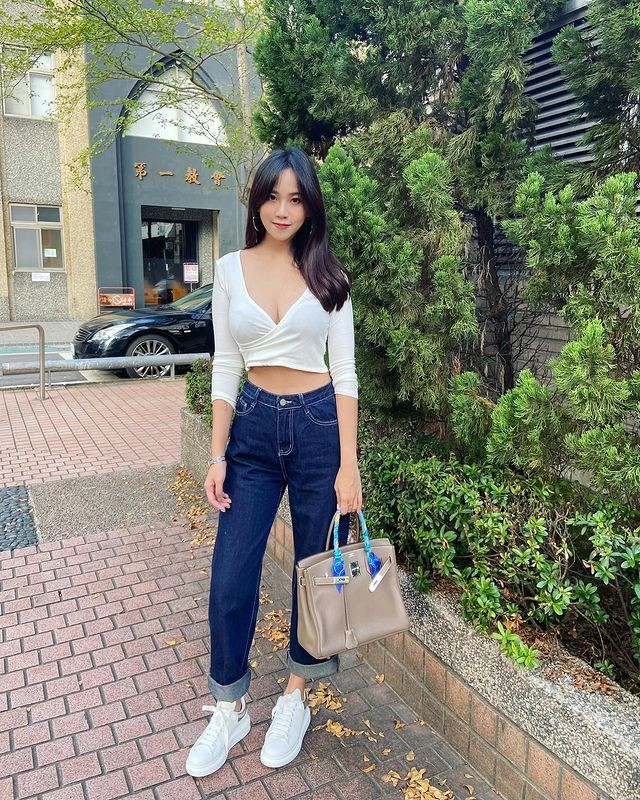 Nhiều người hâm mộ Quách Nãi Duy cho biết, họ bị thu hút bởi sự quyến rũ của hot girl và dường như quên mất những cảnh báo đau đớn khi tiêm vắc xin.