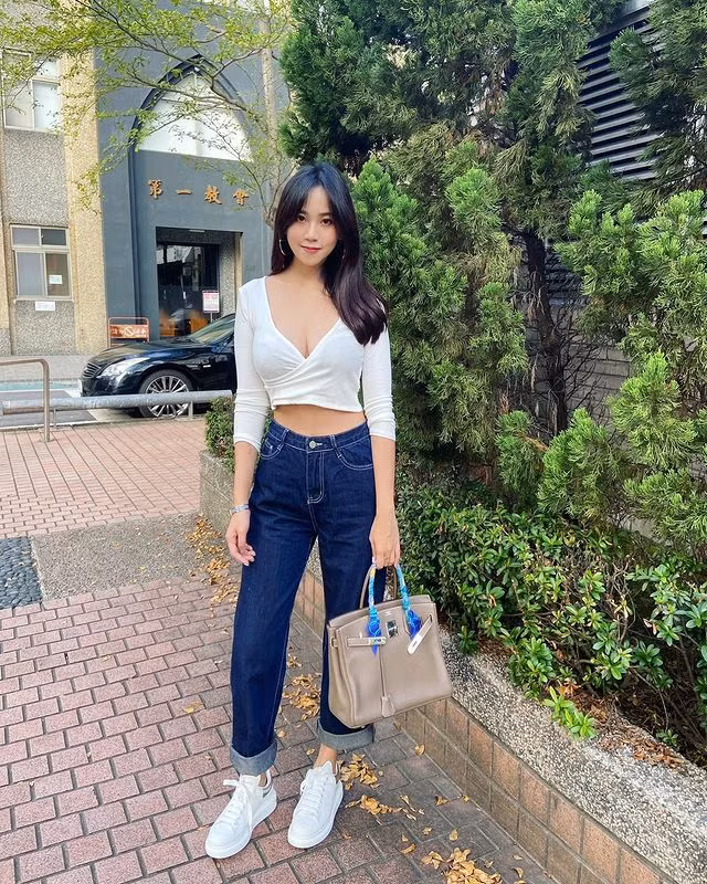 Nhiều người hâm mộ Quách Nãi Duy cho biết, họ bị thu hút bởi sự quyến rũ của hot girl và dường như quên mất những cảnh báo đau đớn khi tiêm vắc xin.