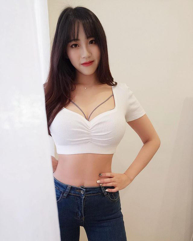 Trước khi trở thành một y tá, Quách Nãi Duy đã được cư dân mạng tung hô là "nữ giáo viên nóng bỏng nhất". Trang Instagram cá nhân có hàng trăm ngàn người hâm mộ.