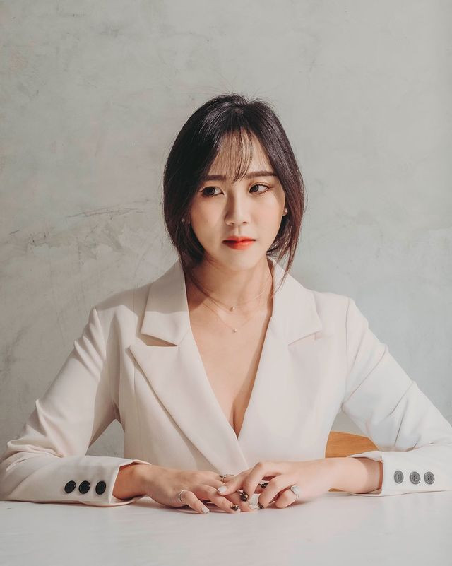 Từng làm công tác giảng dạy, nữ giáo viên Quách Nãi Duy nổi tiếng là cô giáo có khuôn mặt xinh đẹp và thân hình gợi cảm.