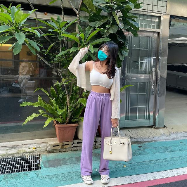 Khi đi dạo phố, Quách Nãi Duy cũng không ngần ngại lựa chọn trang phục tôn dáng vóc và đặc biệt là vòng một khủng của mình. Cô nàng cho biết, trẻ trung và gợi cảm chính là tiêu chí chọn trang phục của cô.