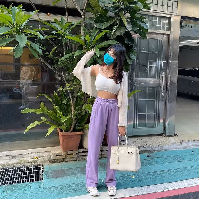 Khi đi dạo phố, Quách Nãi Duy cũng không ngần ngại lựa chọn trang phục tôn dáng vóc và đặc biệt là vòng một khủng của mình. Cô nàng cho biết, trẻ trung và gợi cảm chính là tiêu chí chọn trang phục của cô.