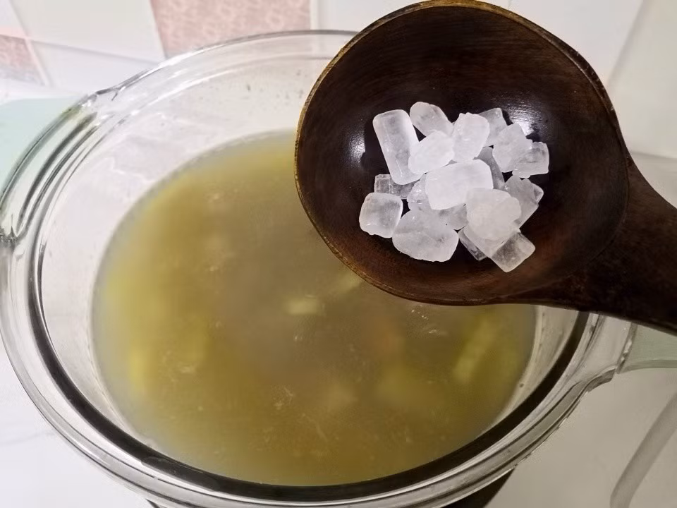 Còn nếu thích vị ngọt, hãy thêm chút đường phèn vào, hòa cho tan chảy rồi bắc ra.