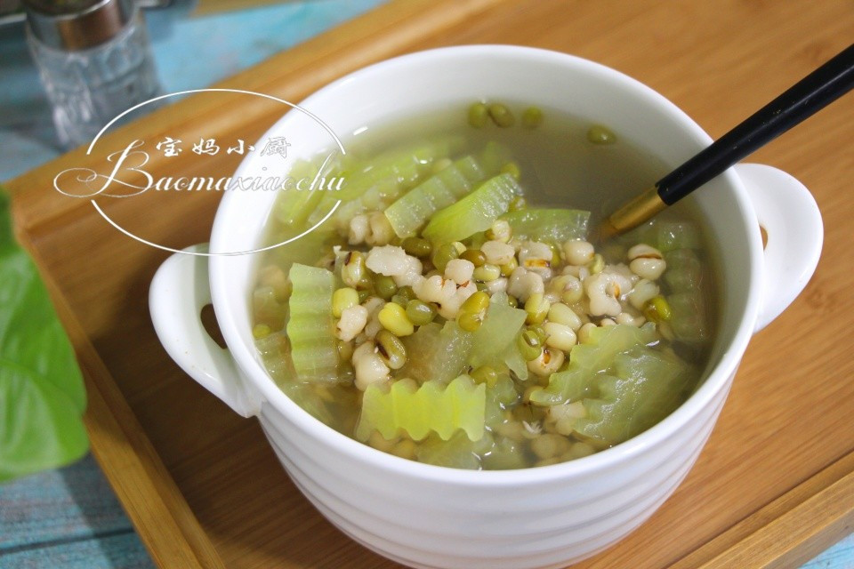 Trong bát canh này, vị ngọt của vỏ dưa hấu sẽ đem đến cảm giác mới lạ, vừa uống canh vừa nhai rất thích, hương thơm dịu và ngọt bùi của hạt ý dĩ và đậu xanh cũng lưu luyến, giúp bạn thư thái hơn.